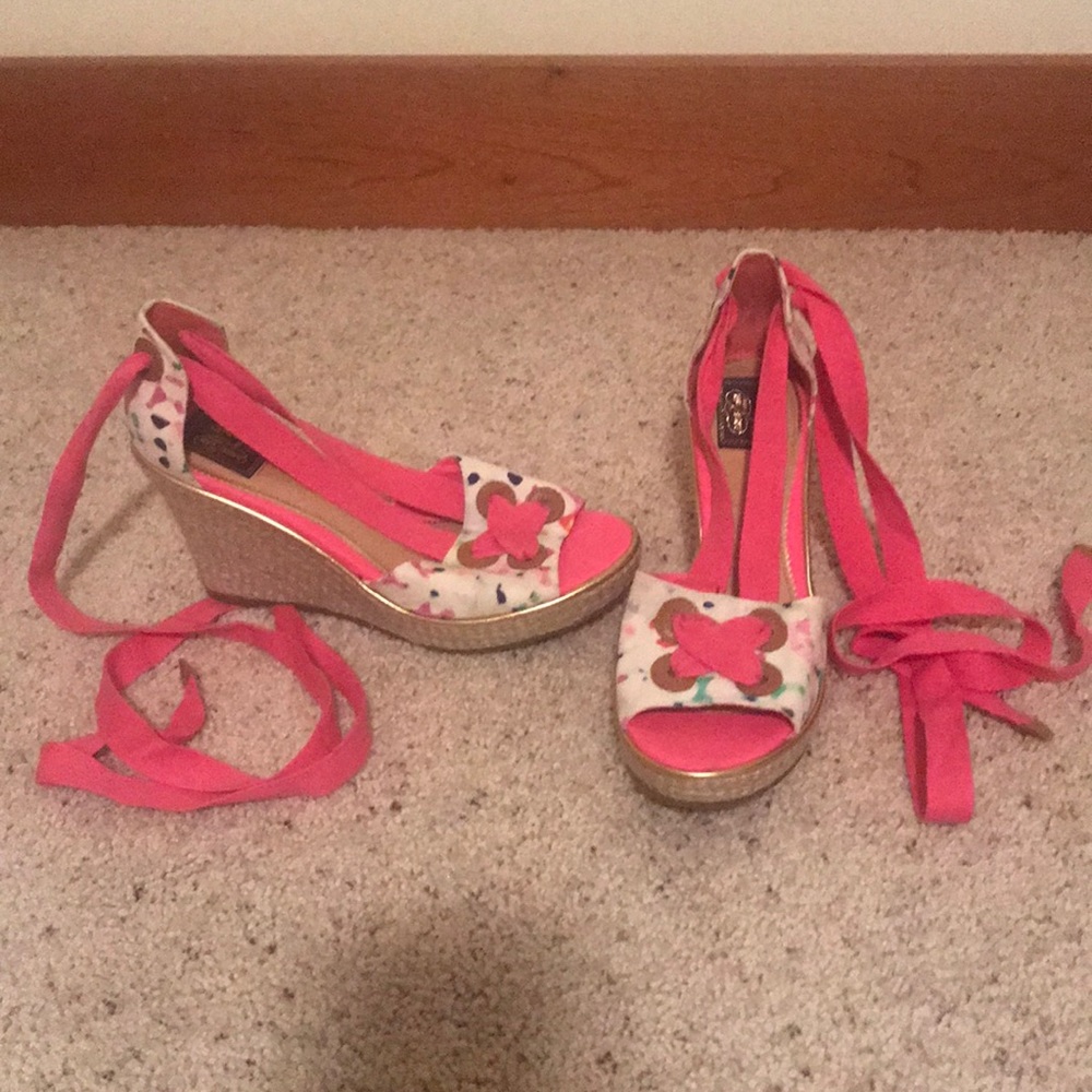 Top sides wedge sandals